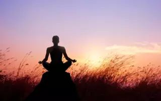 persona che pratica la mindfulness nella natura