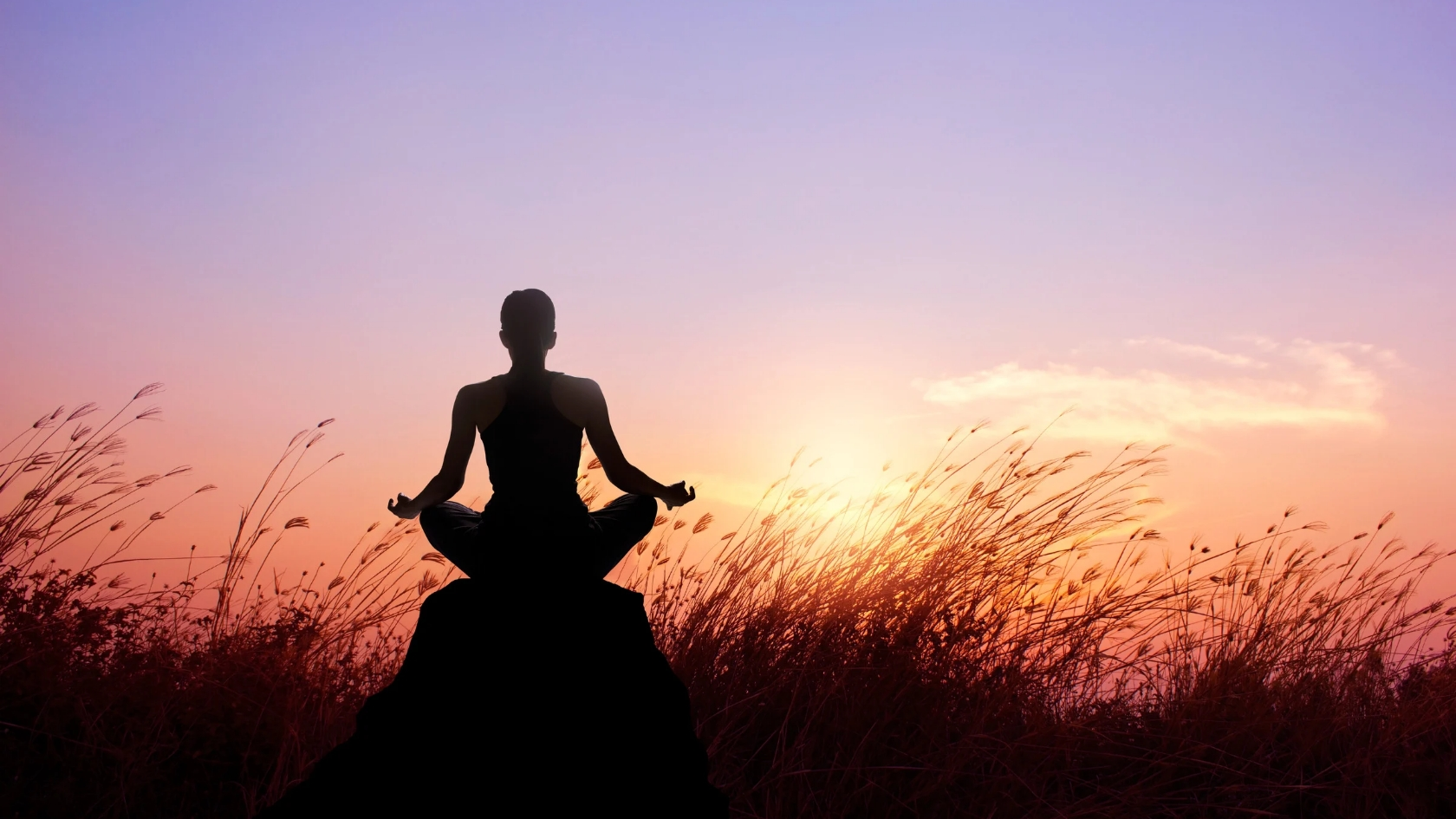 persona che pratica la mindfulness nella natura